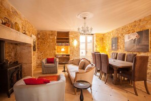 Fernseher, Kamin, DVD-Player, Bücher