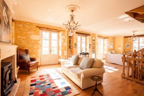 Fernseher, Kamin, DVD-Player, Bücher