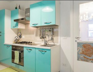 Kühlschrank, Ofen, Herdplatte, Wasserkocher mit Kaffee-/Teezubehör