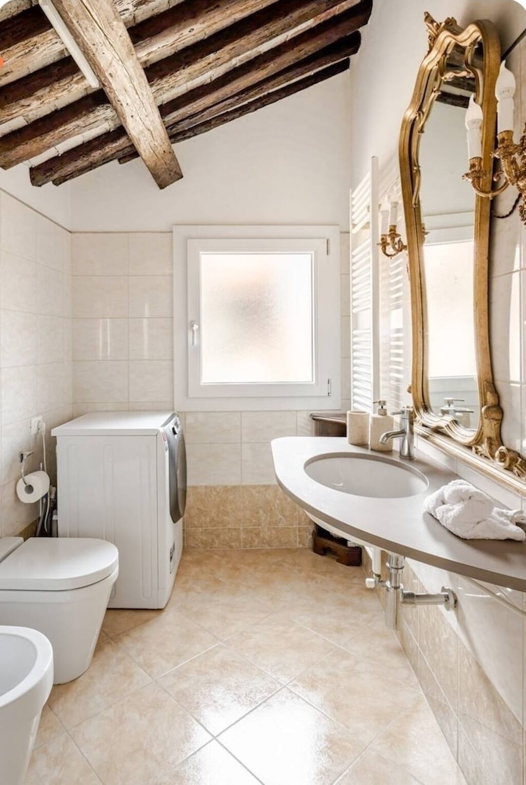Shower, hair dryer, bidet, towels