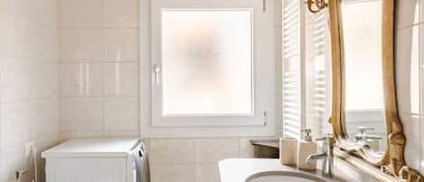 Douche, sĂšche-cheveux, bidet, serviettes fournies