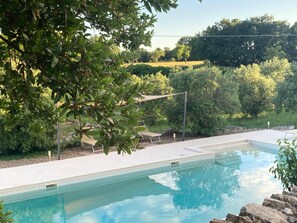 Una piscina al aire libre
