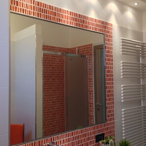 Shower, hair dryer, bidet, towels