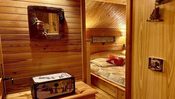 2 bedrooms, iron/ironing board, free WiFi
