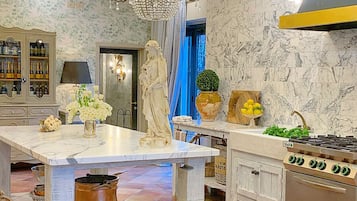 Réfrigérateur, four, plaque de cuisson, cafetiÚre/bouilloire