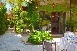 Outdoor dining - VILLA FLORENCE  LUXURY  RELAIS 24H SERVICE PRIVATE CHEF and Breakfast Basket  (Camaiore)