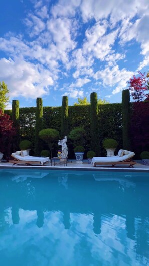 A pool with lounge chairs and a statue. - VILLA FLORENCE LUXURY RELAIS 24H SERVICE PRIVATE CHEF and Breakfast Basket (Camaiore)