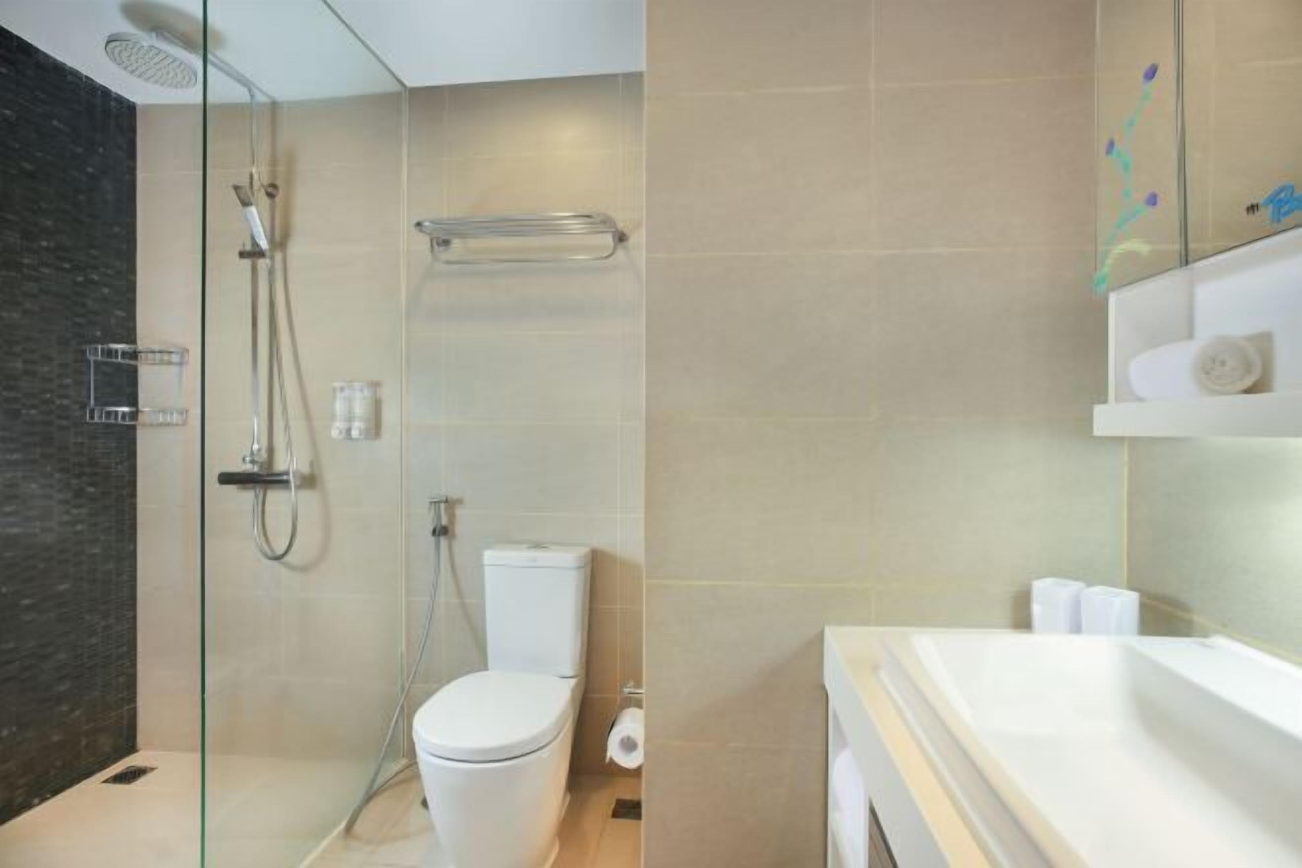 Combined shower/bathtub, free toiletries, hair dryer, slippers
