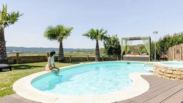 Una piscina al aire libre, una piscina climatizada