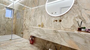 Baignoire, baignoire à jets, sèche-cheveux, serviettes fournies