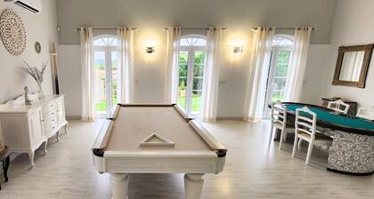Luxury holidays Villa next to beaches, swimming pool jacuzzi 2 games room