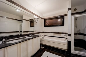 Duschwanne, Whirlpool, Haartrockner, Bidet