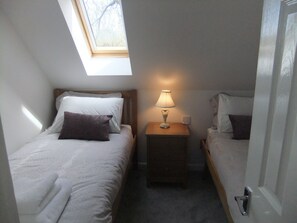 1 chambre, fer et planche à repasser, lit de bébé portatif