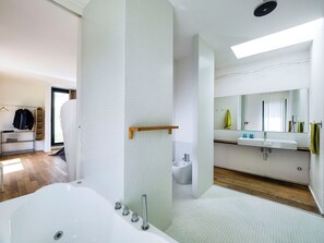 Duschwanne, Whirlpool, Haartrockner, Bidet