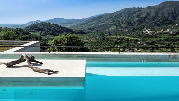Una piscina con vistas a un paisaje montañoso.