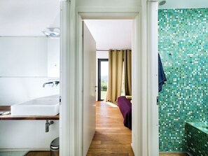 Een bad/douchecombinatie, een bubbelbad, een haardroger, een bidet