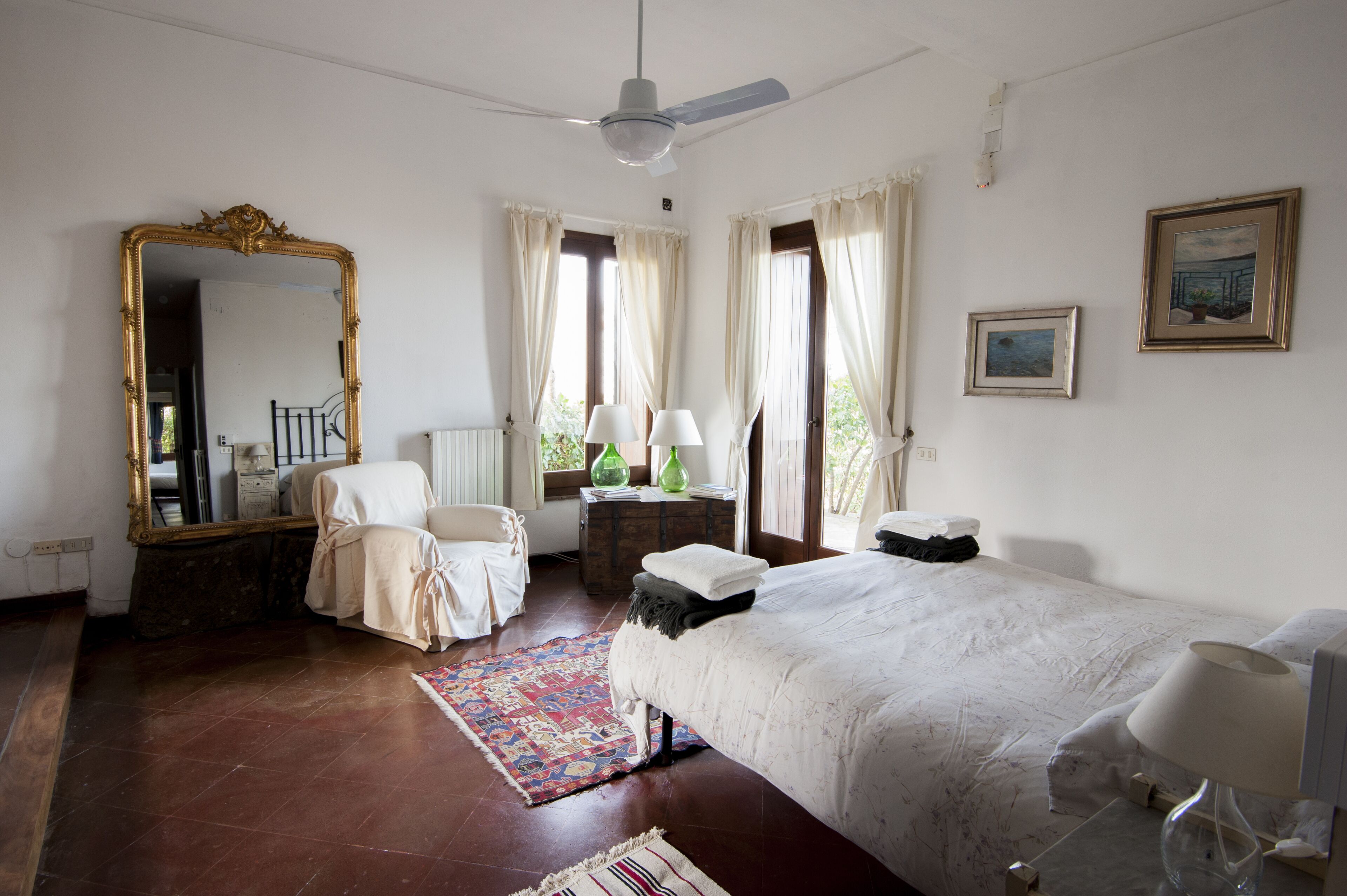 6 chambres, coffres-forts dans les chambres, bureau