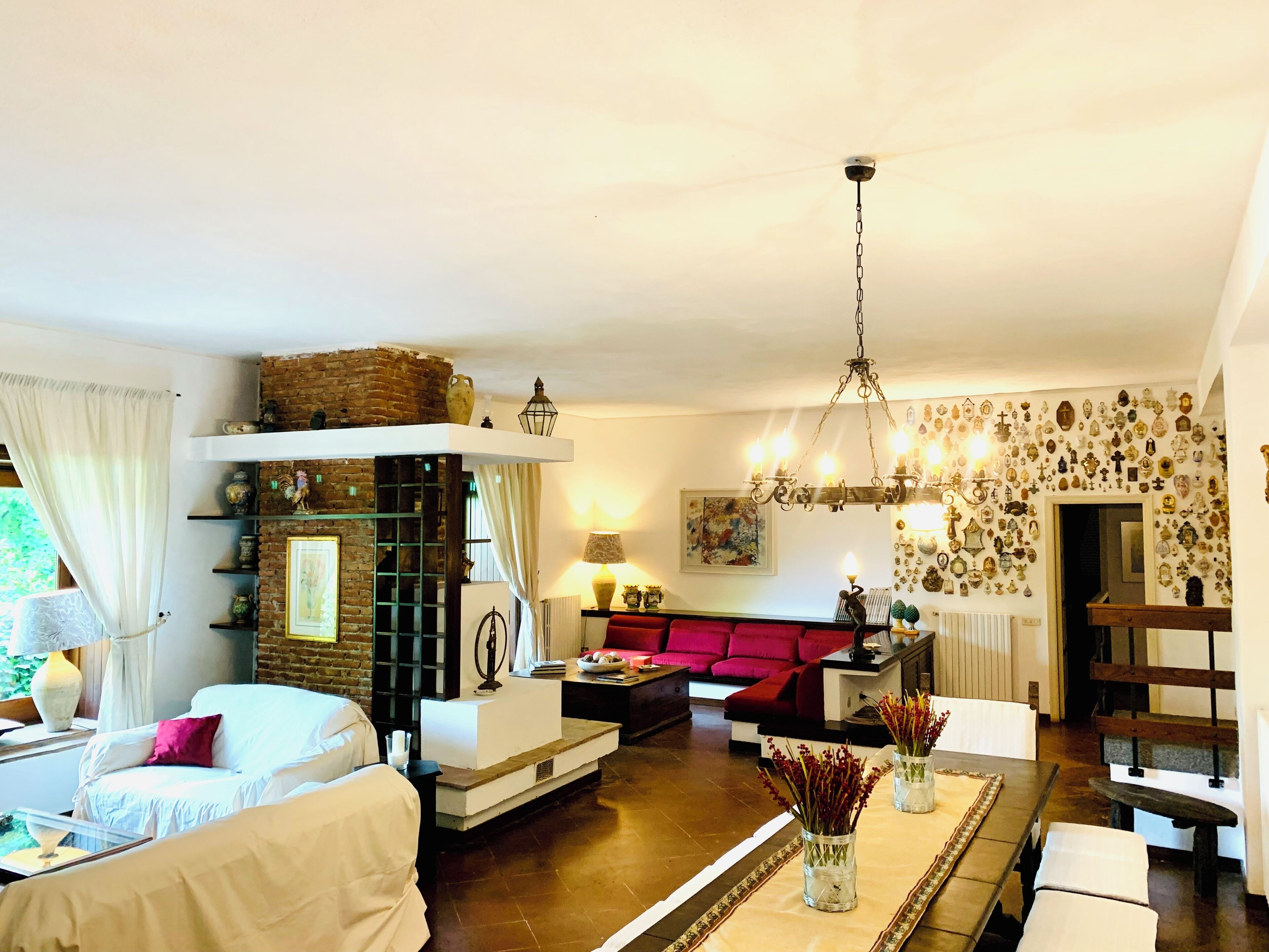 Smart TV, caminetto, videogiochi, tavolo da ping pong