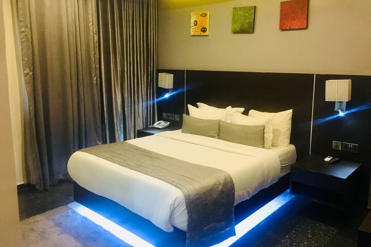 Egyptian cotton sheets, premium bedding, in-room safe, desk