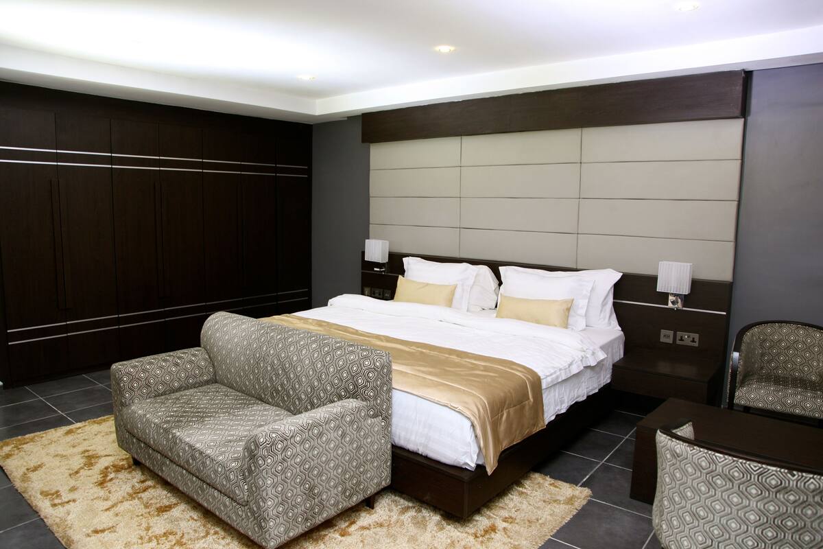 Executive Studio Suite, 1 King Bed | Egyptian cotton sheets, premium bedding, in-room safe, desk