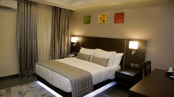 Egyptian cotton sheets, premium bedding, in-room safe, desk