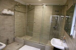 Shower, rainfall showerhead, free toiletries, towels