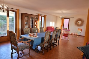 Dining - Roussillon: a house in the village centre for 4-6 with a garden & swimming pool (Roussillon)