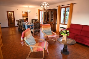 Interior - Roussillon: a house in the village centre for 4-6 with a garden & swimming pool (Roussillon)