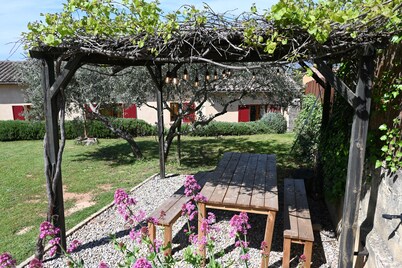 Rosellón: casa independiente con jardín, piscina y aire acondicionado.