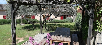Roussillon: a house in the village centre for 4-6 with a garden & swimming pool