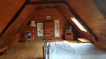 4 makuuhuonetta, työpöytä, silitysrauta/-lauta, vauvan matkasänky