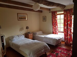 4 quartos, escrivaninha, ferros/tábuas de passar roupa, berço de viagem