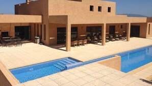 A modern building with a pool and outdoor seating. - Amazing Villa - Lagos (Lagos)