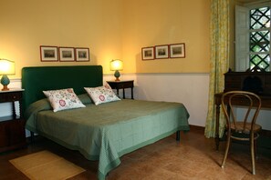 5 habitaciones, tabla de planchar con plancha y wifi gratis 