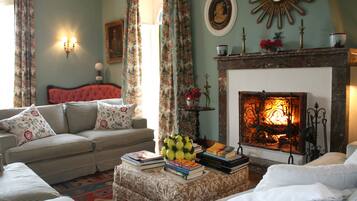 Smart-TV, Kamin, DVD-Player, Bücher