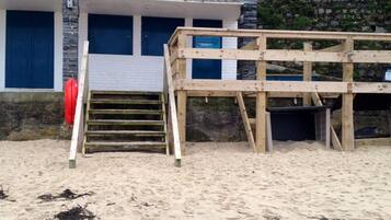 Guests can enjoy beach activities and surf lessons at ST IVES SURF SCHOOL, located on the beach.