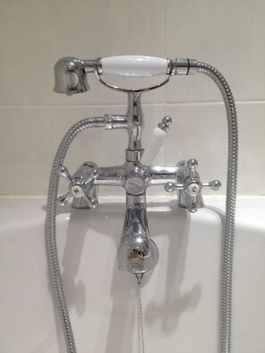 Combined shower/bathtub, hair dryer, towels