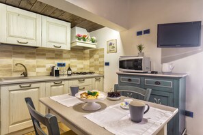 Réfrigérateur, micro-ondes, plaque de cuisson, cafetière/bouilloire