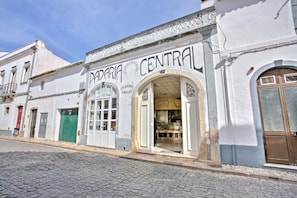 A building with the sign 'PADERA CENTRAL' indicating a central location. - Magnificent apartment very close to Lagos`s Marina (Lagos)
