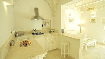 Réfrigérateur, plaque de cuisson, cafetiÚre/bouilloire, grille-pain