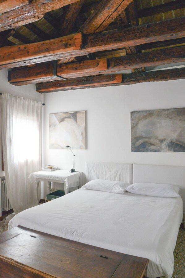 2 slaapkamers, een strijkplank/strijkijzer, gratis wifi, beddengoed