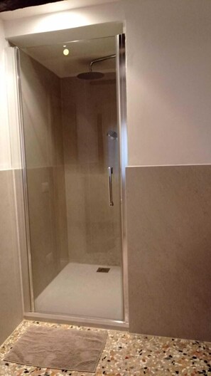 Dusche, Haartrockner, Bidet, Handtücher