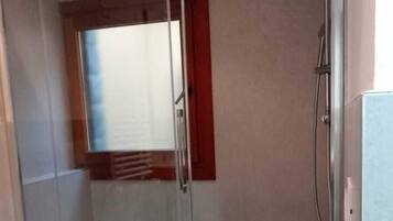 Dusche, Haartrockner, Bidet, Handtücher