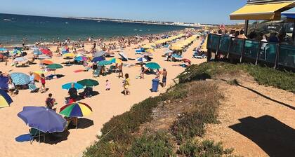 Geräumige, gut ausgestattete Wohnung, Breitband, Sky TV, mit Pool außerhalb.