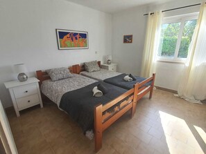 2 quartos, ferros/tábuas de passar roupa, berço de viagem