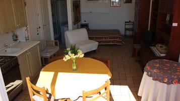 Iron/ironing board, free WiFi, bed sheets