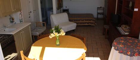 Iron/ironing board, free WiFi, bed sheets