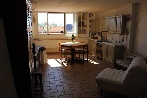 Monolocale in villa luminosa.
650 metri a piedi o in bici dal mare