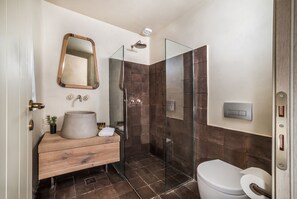 Shower, eco-friendly toiletries, hair dryer, towels - The Old Beach House - A house by the sea to reconnect with yourself (Keramoti western crete)