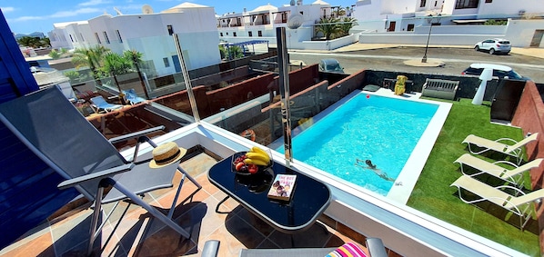 Una piscina al aire libre, una piscina climatizada